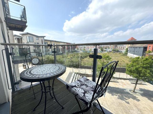 Flat for sale in SA1 Swansea Waterfront, Nangreaves