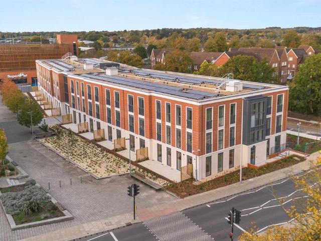Flat for sale in Emmbrook, Wokingham