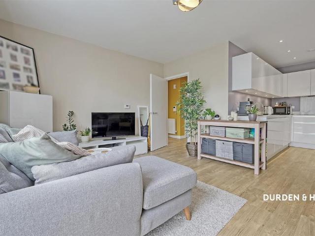 Flat for sale in Harold Wood, Greater London