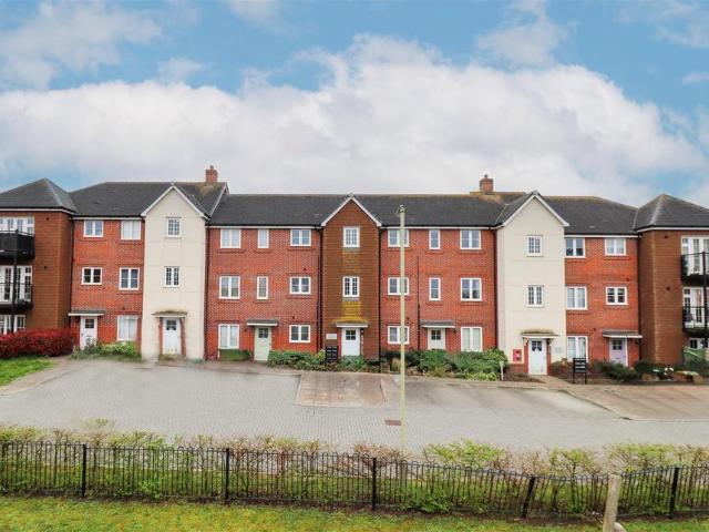 Flat for sale in Hart, Hampshire