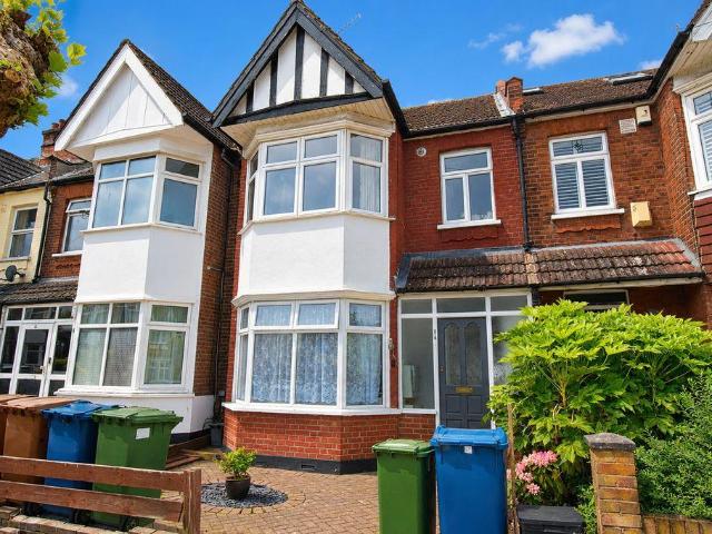 Flat for sale in Lane, Greater London