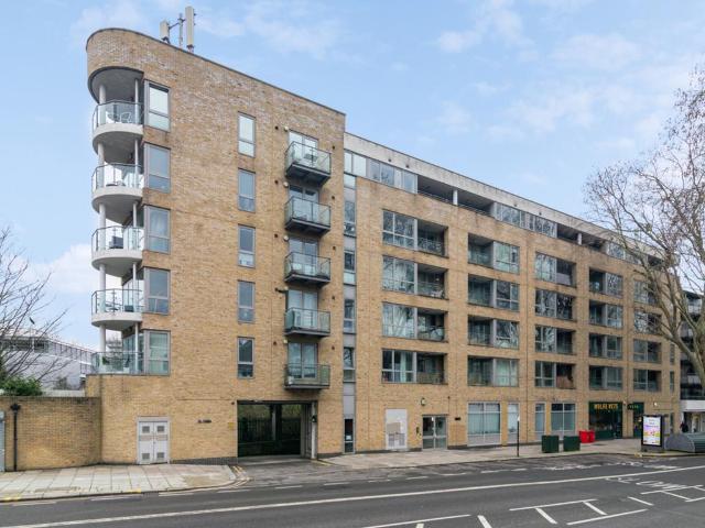 Flat for sale in London Borough of Hounslow, Strand