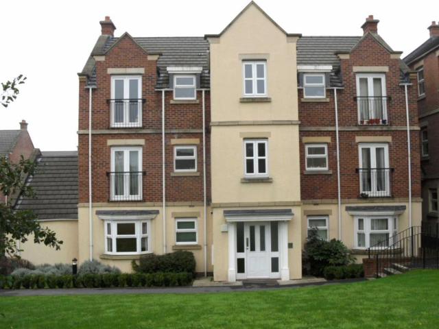 Flat for sale in Farnley, West Yorkshire