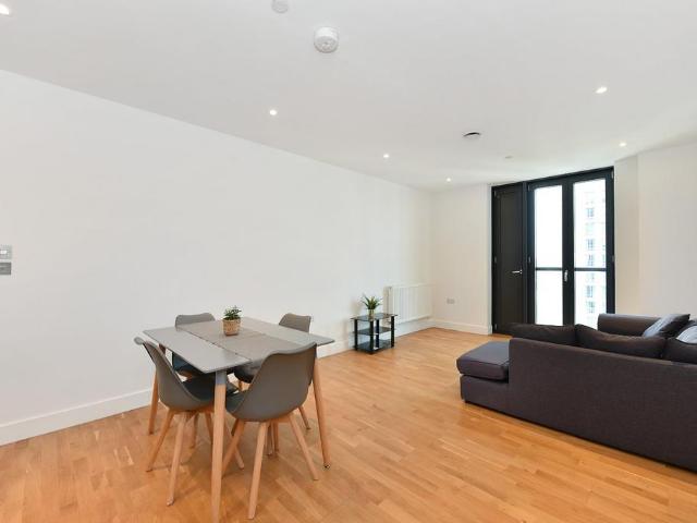 Flat for sale in London Borough of Lewisham, Ladywell