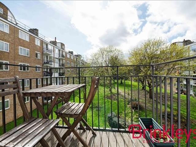 Flat for sale in Roehampton, Greater London