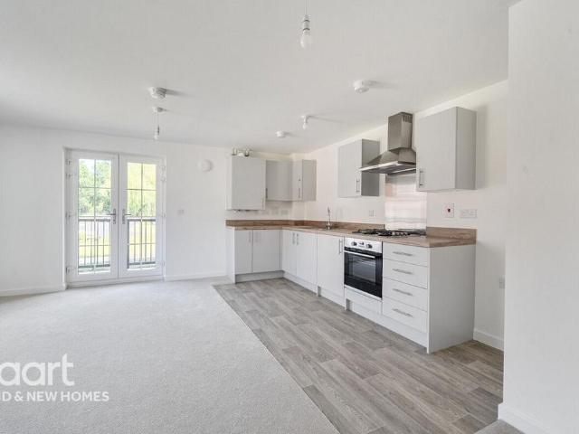 Flat for sale in Finchampstead