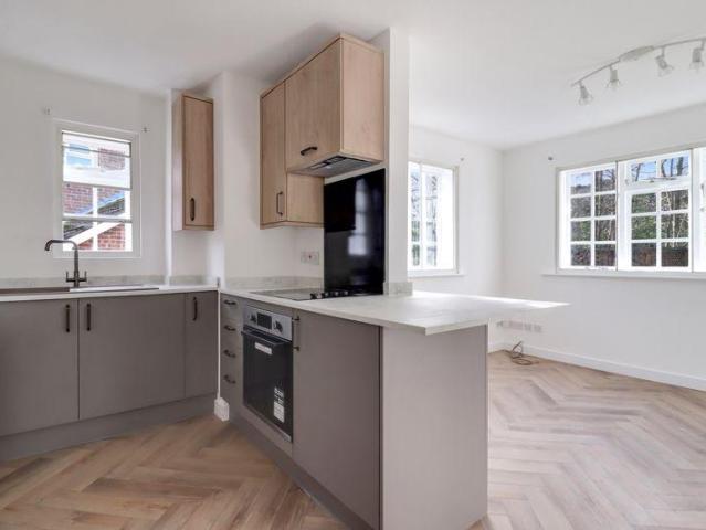 Flat for sale in Heol-las, Surrey