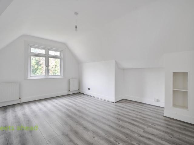 Flat for sale in London Borough of Croydon, Greater London