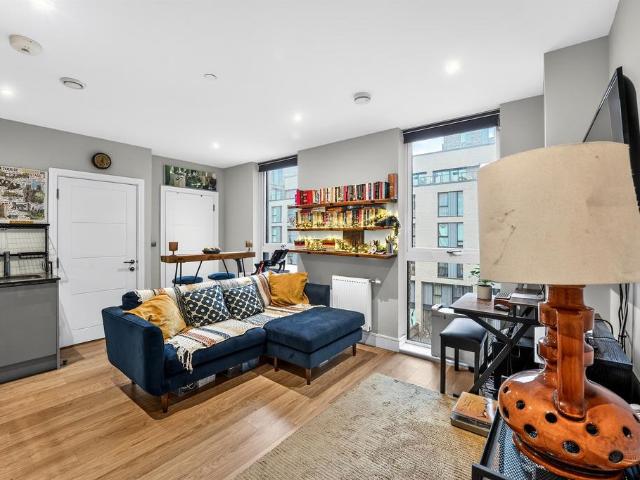 Flat for sale in Summerstown, Greater London