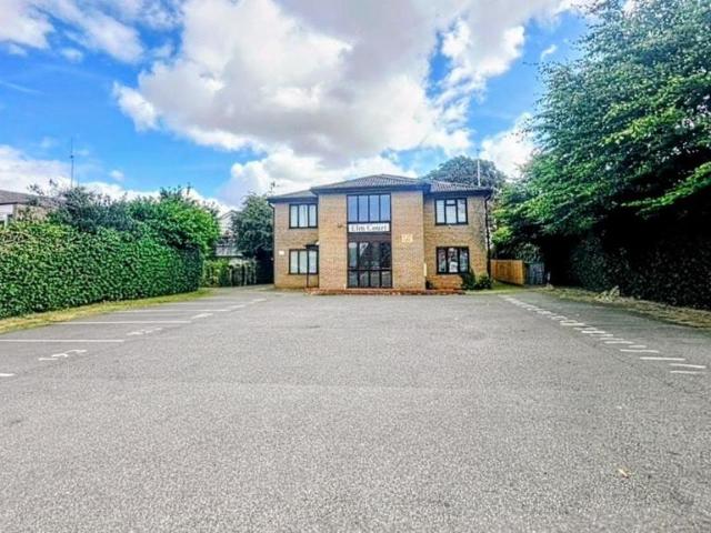 Flat for sale in Spring Park, Luton