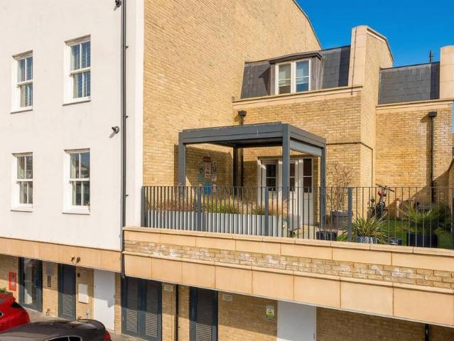 Flat for sale in Oxenden, The Bridge