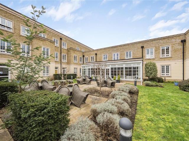 Flat for sale in London Borough of Hounslow, Greater London