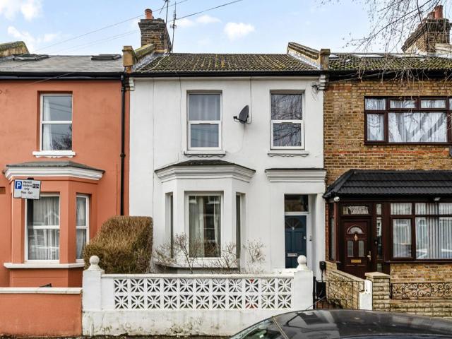 Flat for sale in Forest Gate, Greater London