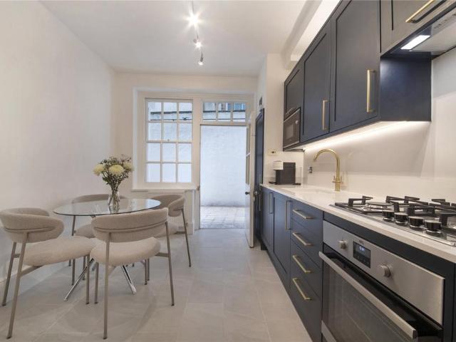 Flat for sale in Covent Garden, Greater London