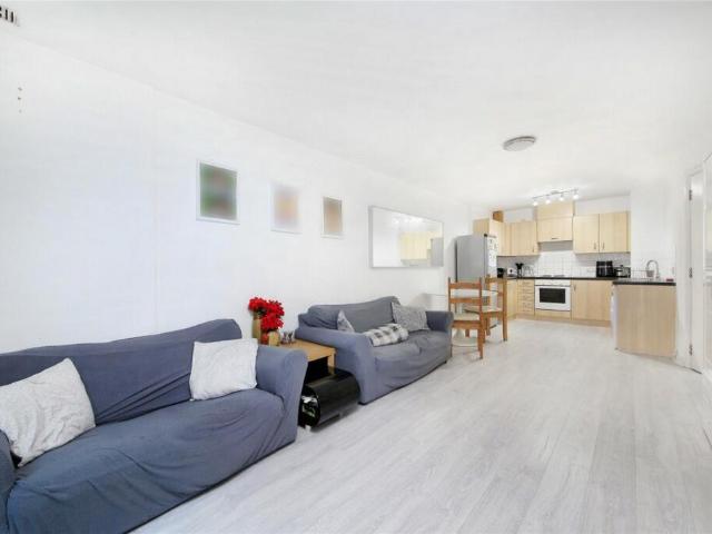 Flat for sale in Vauxhall, Greater London