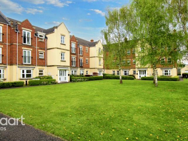 Flat for sale in Farnley, West Yorkshire