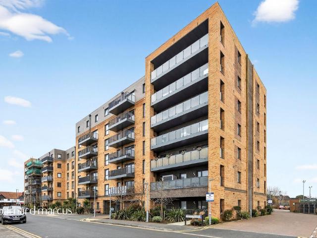 Flat for sale in New Malden, Greater London