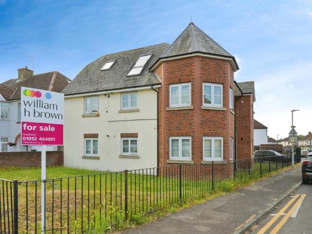 Flat for sale in Broxbourne, Hertfordshire
