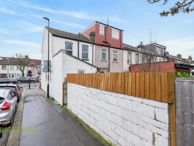 Flat for sale in London Borough of Croydon, Greater London