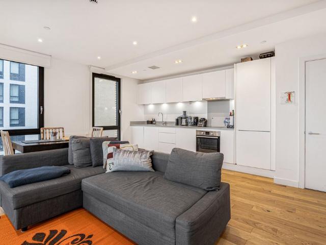 Flat for sale in Suttons Wharf, Mile End