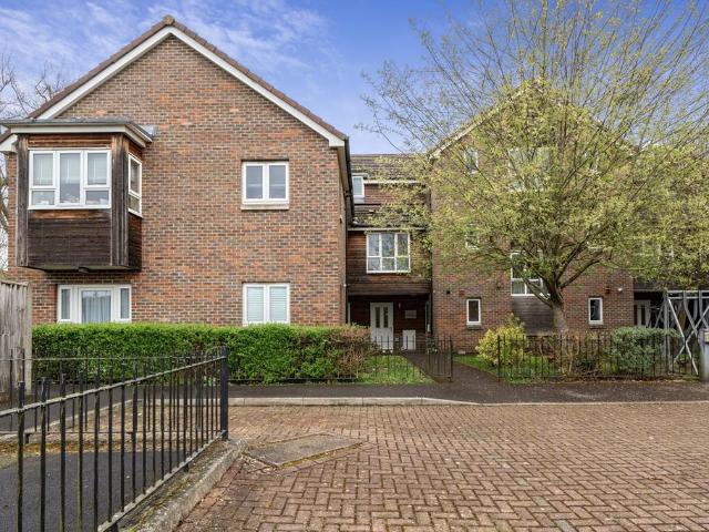 Flat for sale in Chalfont St. Peter, Denham