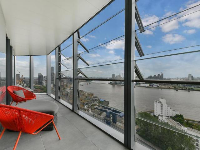 Flat for sale in Limehouse, Greater London