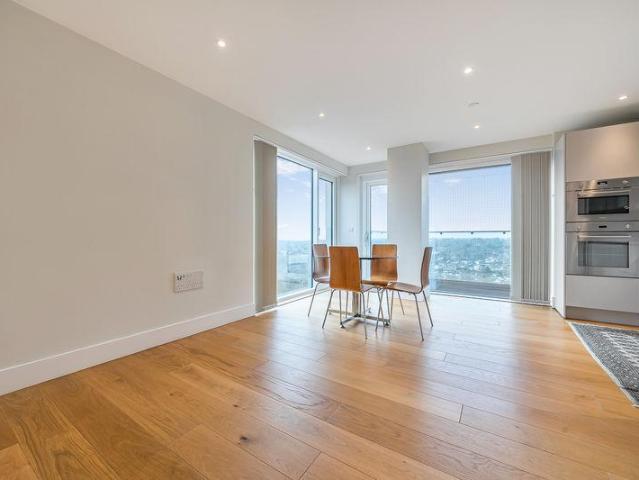 Flat for sale in Whetstone, Oakleigh Park