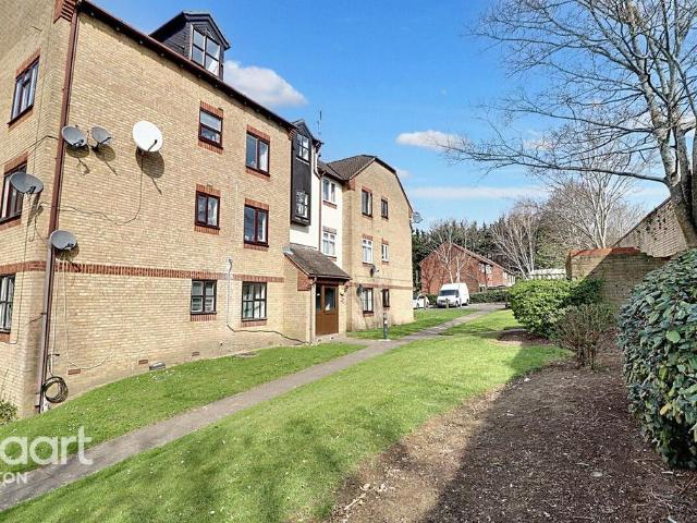 Flat for sale in Spring Park, Luton