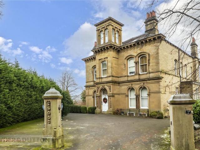 Flat for sale in Huddersfield, Kirklees