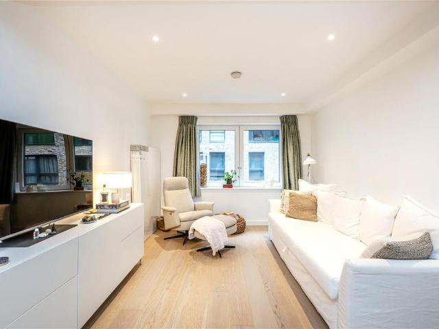 Flat for sale in Hoxton, Greater London