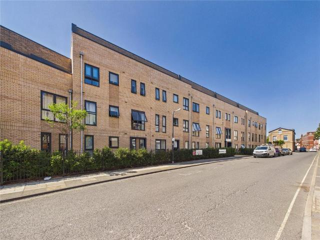 Flat for sale in Key Street, Suffolk
