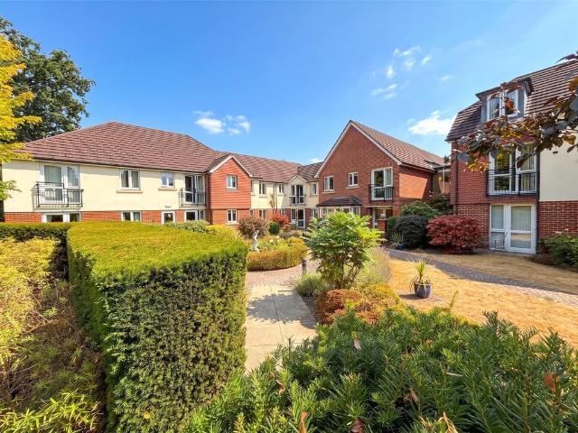 Flat for sale in Heol-las, Surrey