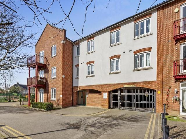 Flat for sale in Southcourt, Aylesbury