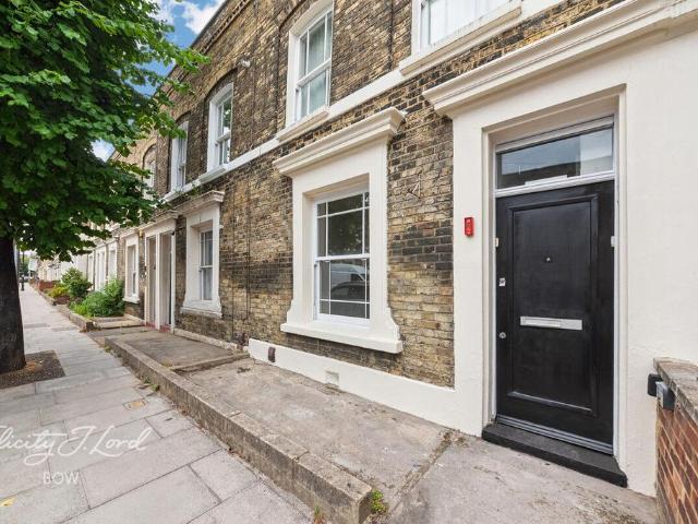 Flat for sale in Globe Town, Greater London