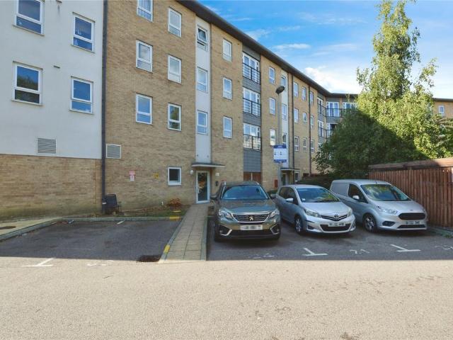 Flat for sale in Lee Chapel, Essex