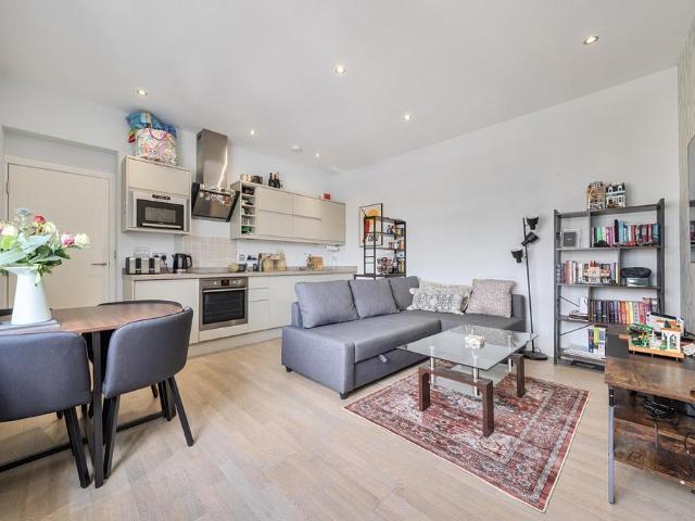 Flat for sale in Sevenoaks, The Butts