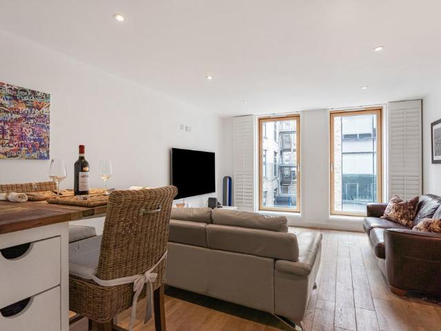 Flat for sale in Finsbury, Greater London