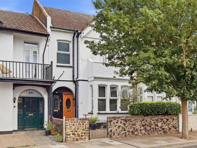 Flat for sale in Alton Barnes, Essex
