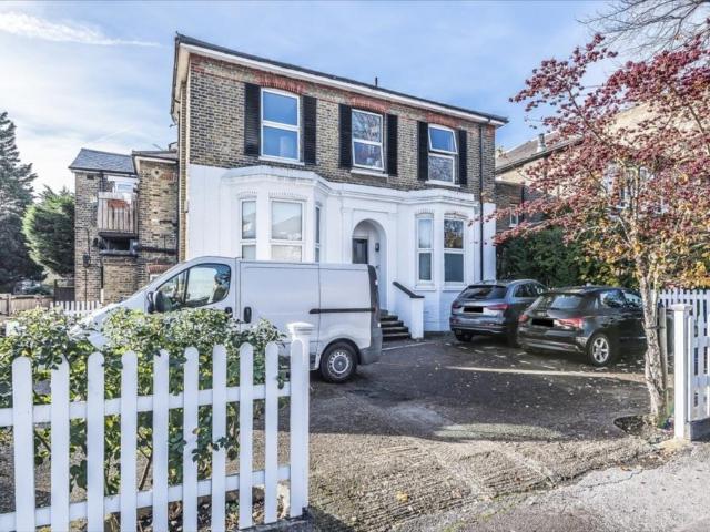 Flat for sale in London Borough of Merton, Raynes Park