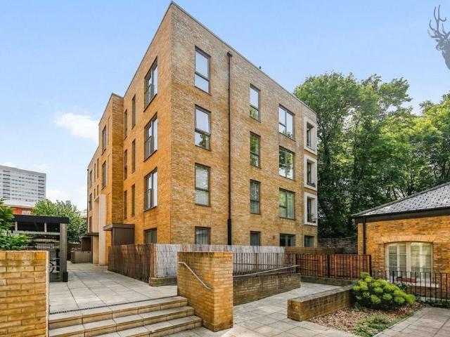 Flat for sale in Bromley-by-Bow, Bow