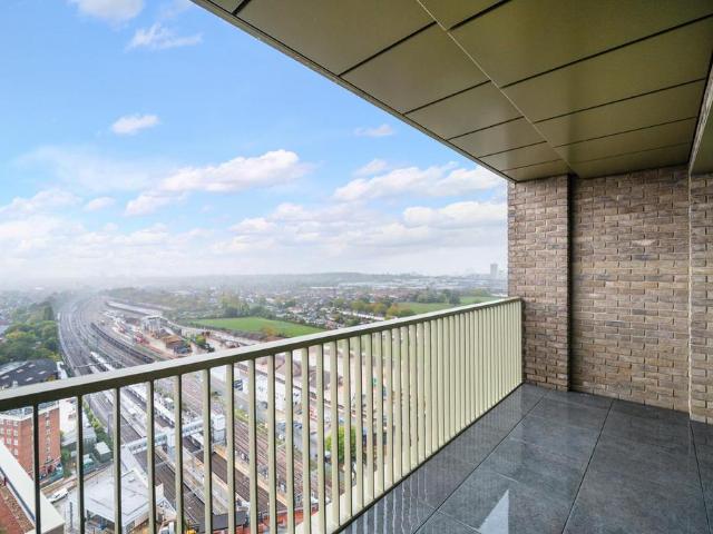Flat for sale in London Borough of Ealing, Greater London