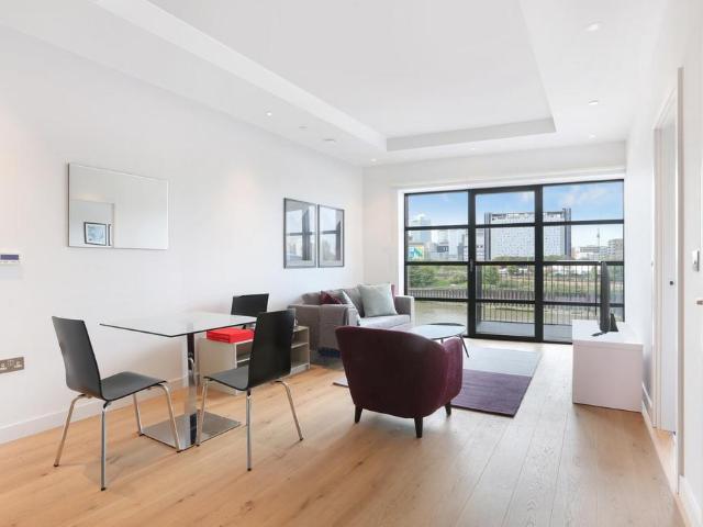 Flat for sale in London City Island, Blackwall