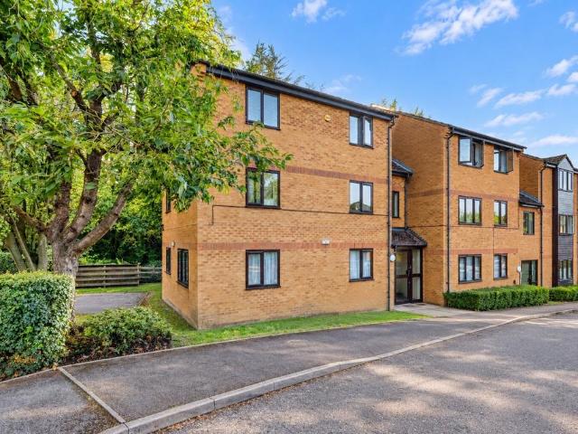 Flat for sale in Wooburn, Loudwater