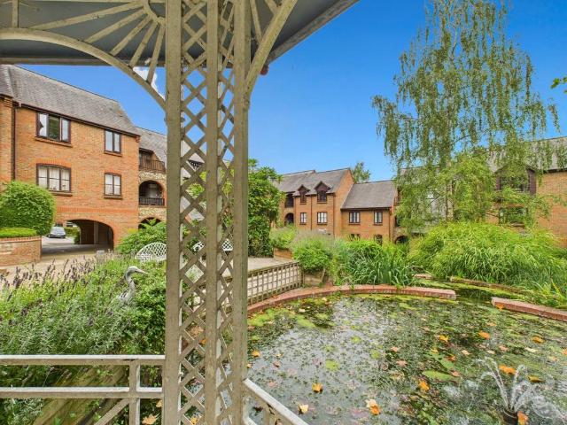 Flat for sale in Beaconsfield and Chepping Wye Community Board, Loudwater