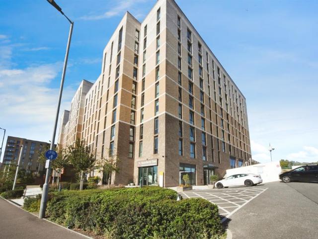 Flat for sale in Spring Park, Luton