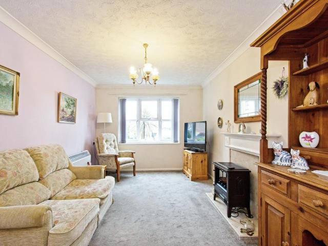 Flat for sale in Barnehurst, Greater London