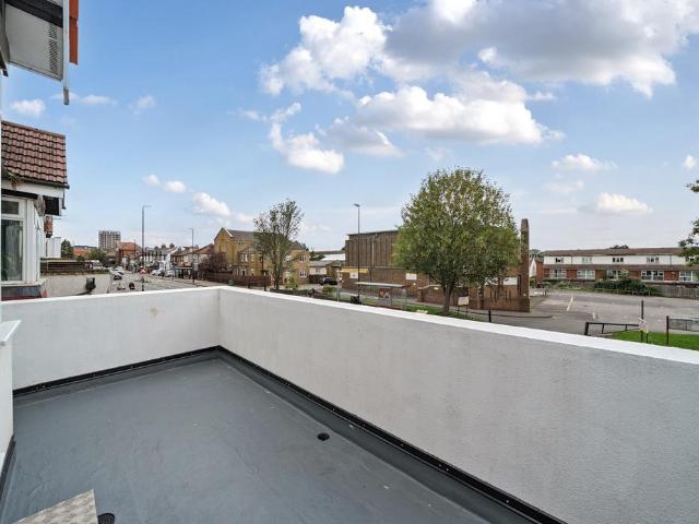 Flat for sale in Wallington, Greater London