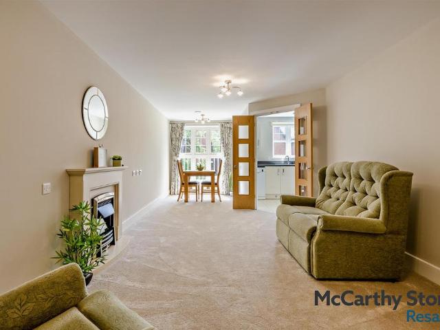 Flat for sale in Maidenhead