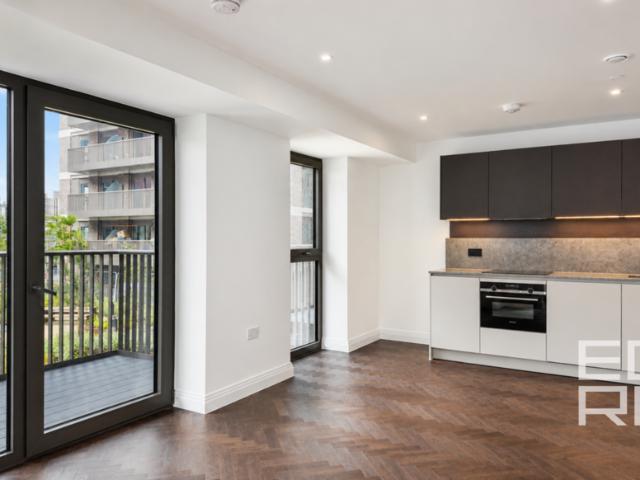 Flat for sale in Canning Town, Greater London