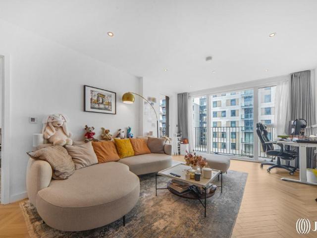 Flat for sale in Stratford Marsh, Greater London